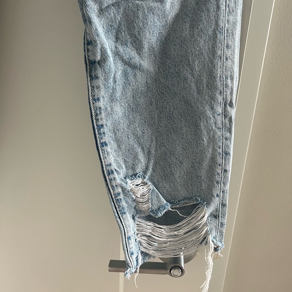 Good American Jeans Distressed Straight Leg - Picture 4 of 4